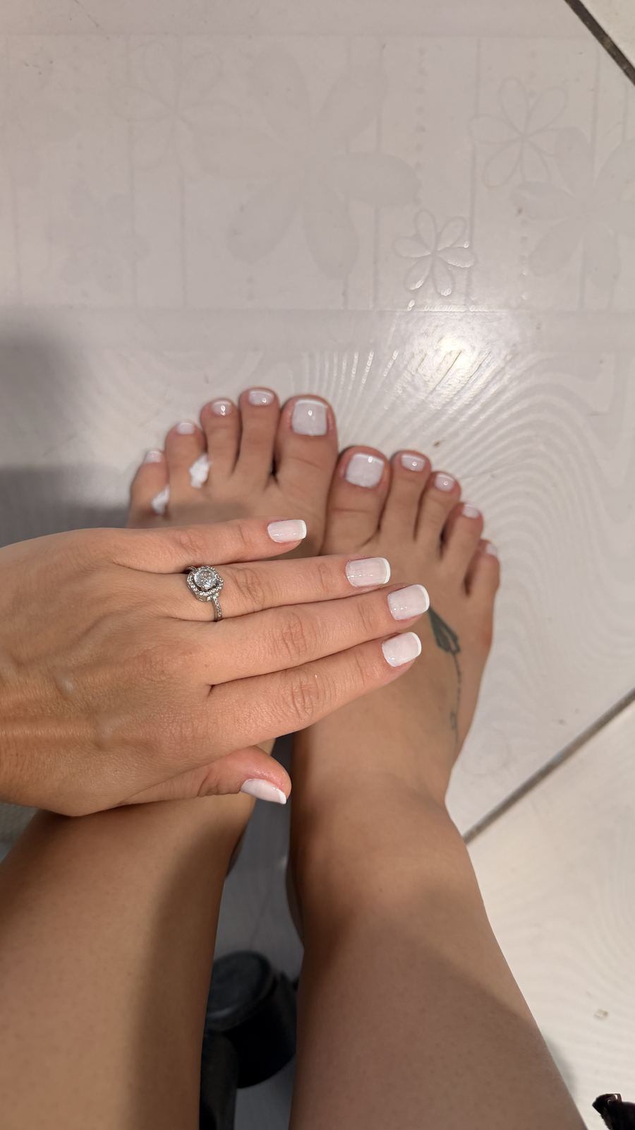 Unhas dos pés e das mãos pintadas de branco, feitas com a manicure do Preá