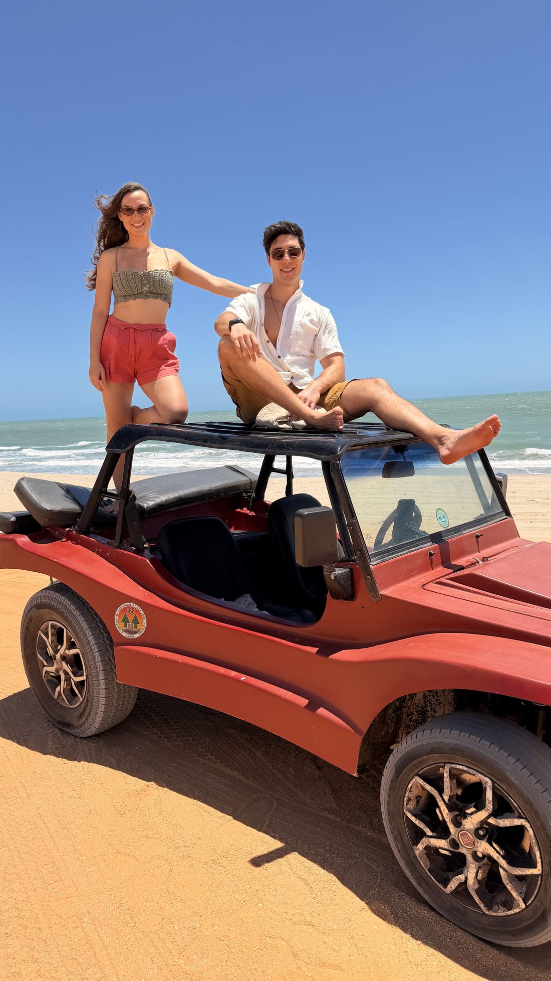 Lidiane Grigoletto no buggy vermelho do Azevedo, na areia da praia