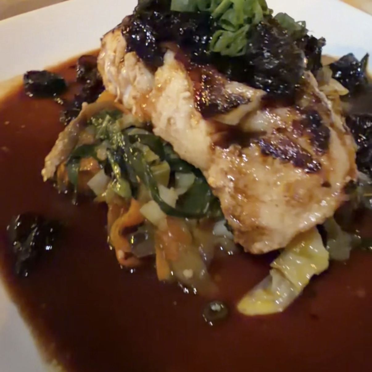Prato de peixe grelhado com molho e legumes no Restaurante da Lú, no Preá