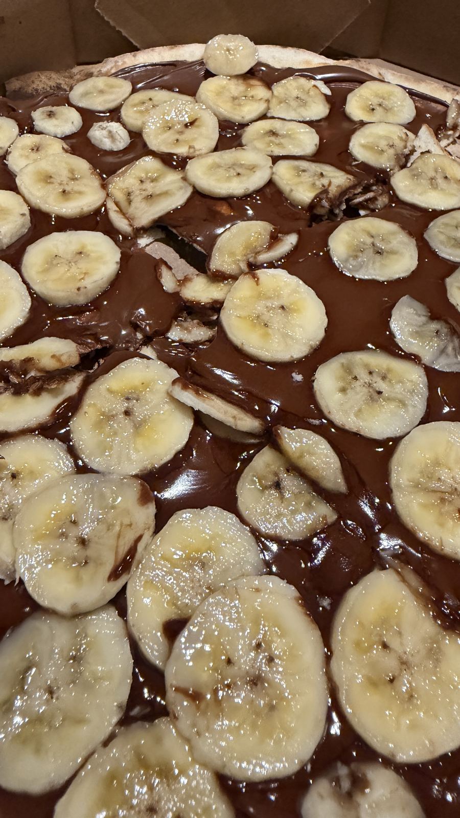 Pizza doce de banana com chocolate na caixa, entregue em casa no Preá