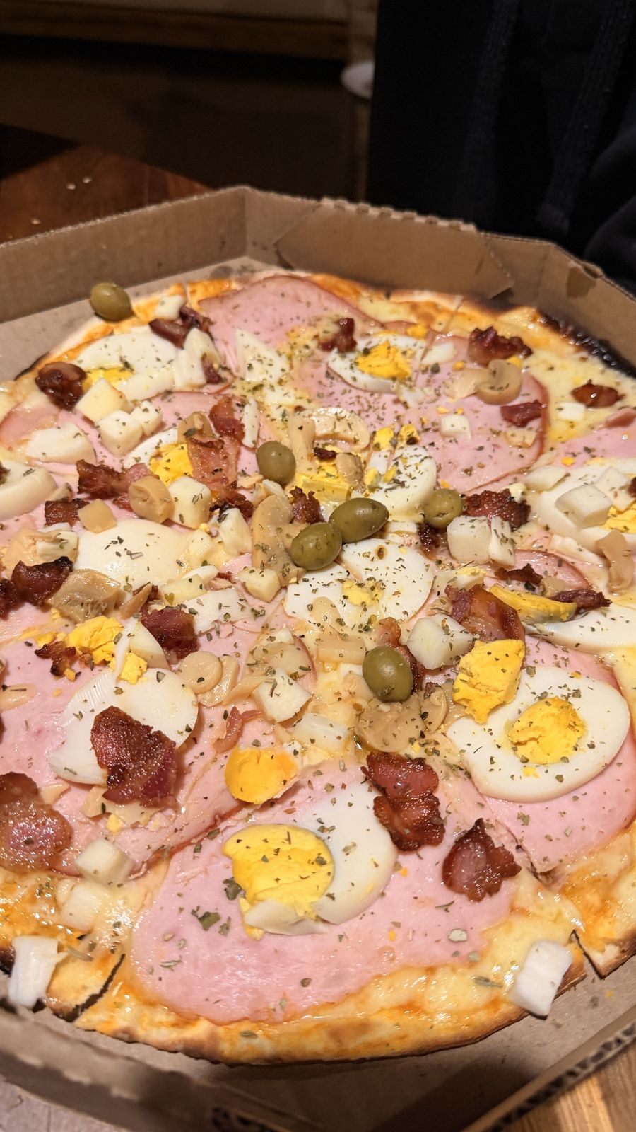 Pizza de peito de peru com ovo, bacon e azeitonas na caixa, entregue em casa no Preá