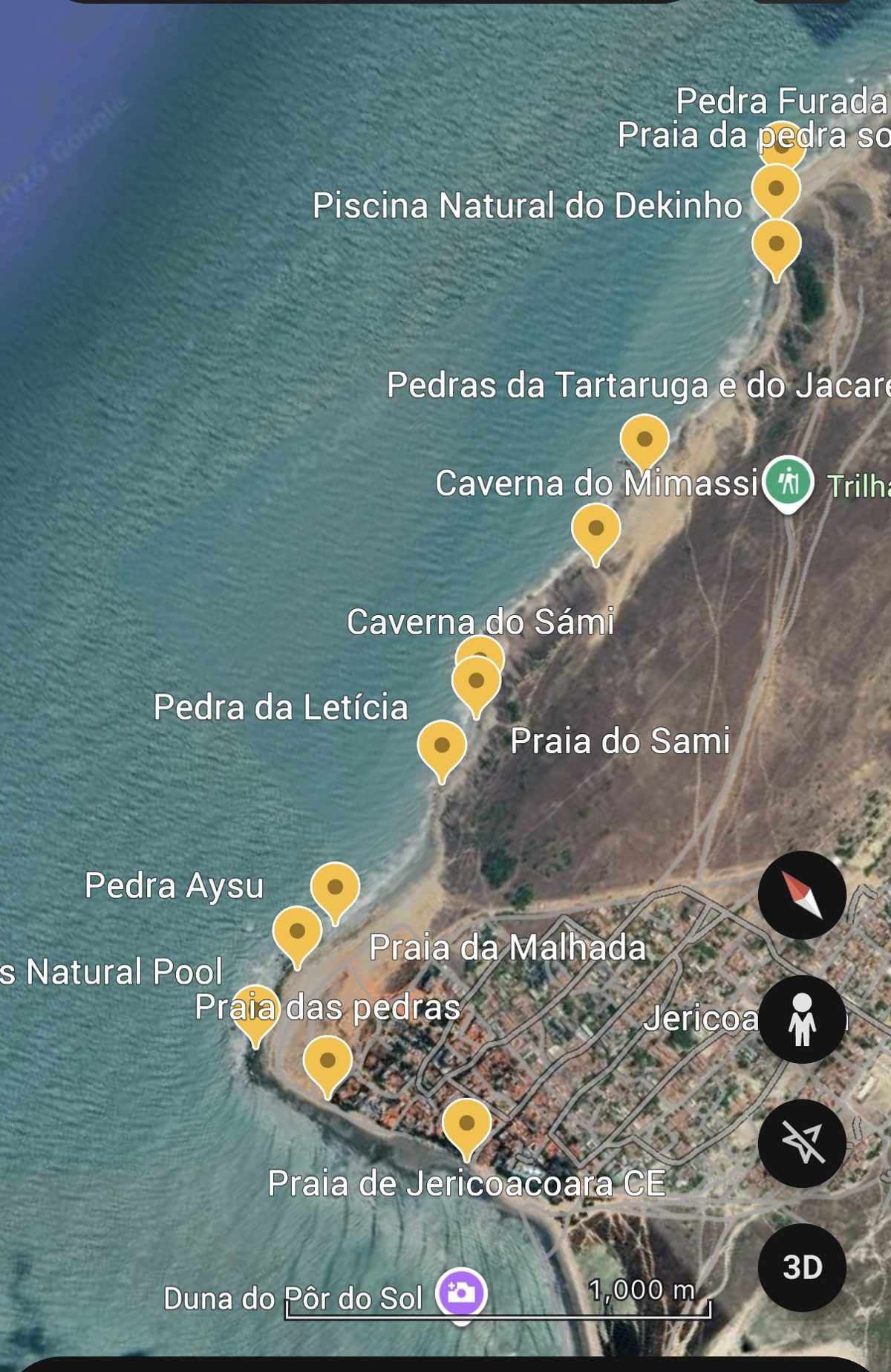 Mapa de satélite com a rota pela praia entre a Praia de Jericoacoara e a Pedra Furada, marcando Praia das Pedras, Pedra Aysu, Praia da Malhada, Pedra da Letícia, Praia do Sami, Caverna do Sámi, Caverna do Mimassi, Pedras da Tartaruga e do Jacaré e Piscina Natural do Dekinho